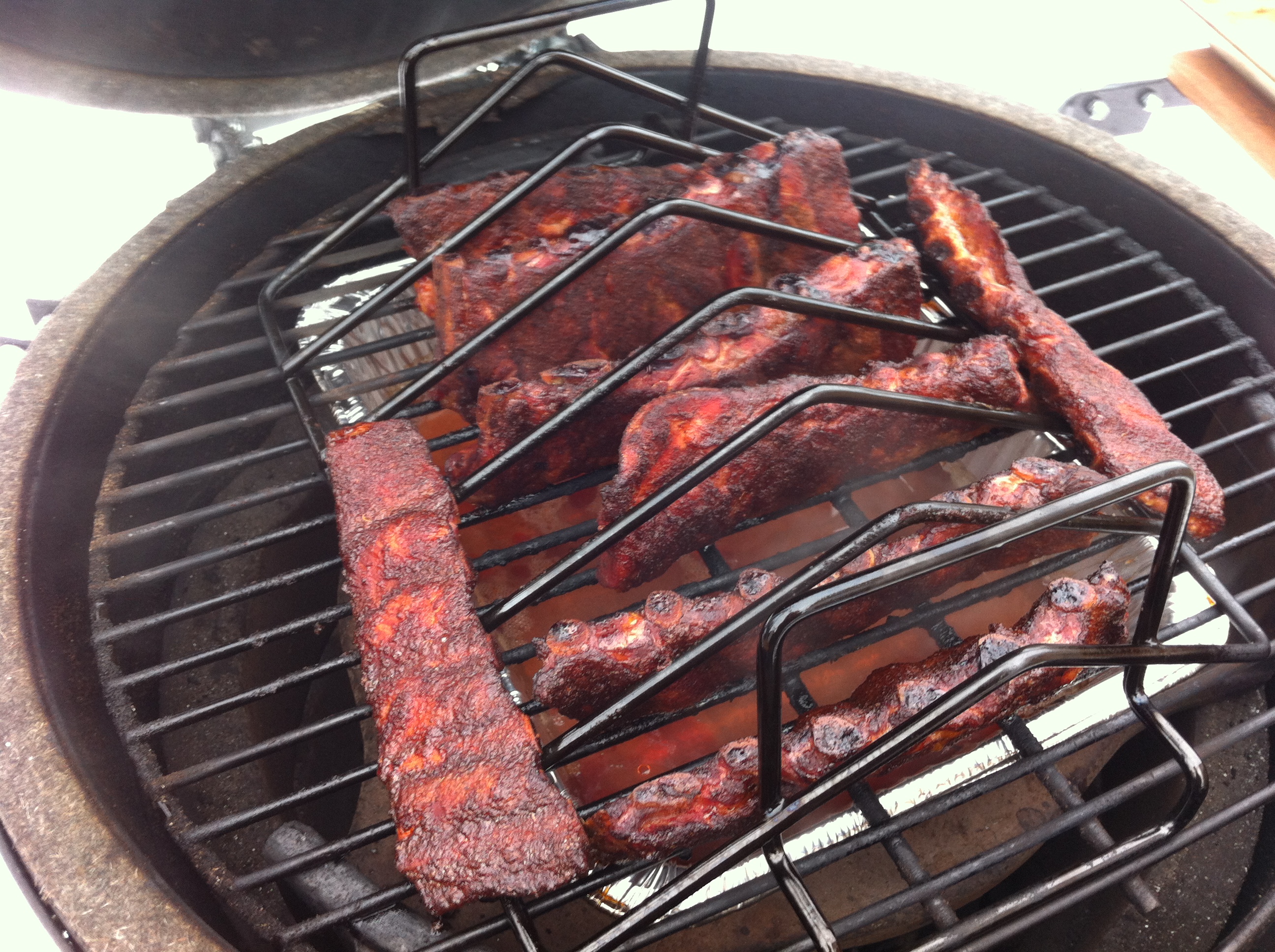 Big green hotsell egg smoking ribs